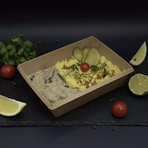 Бефстроганов из говядины с картофельным пюре